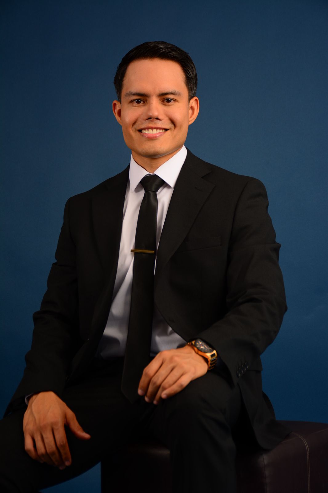 Dr. Israel Salgado - Retrato de Traje Sentado